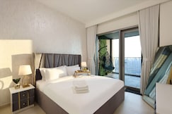 ELIVAAS Curated Luxury 3B and maids Burj View, Steps to Dubai, Dubai