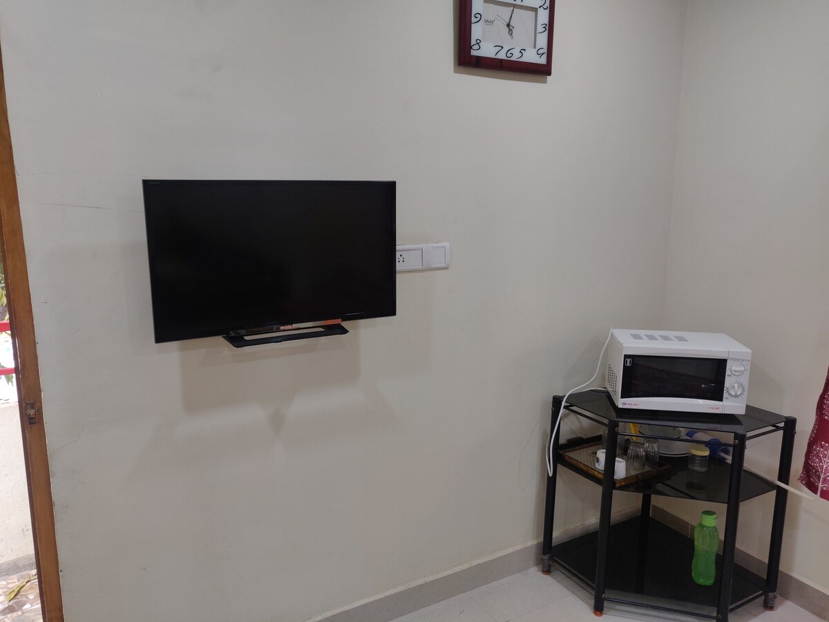 Private room with Kitchen,High speed wifi with ups - Tap to explore photos