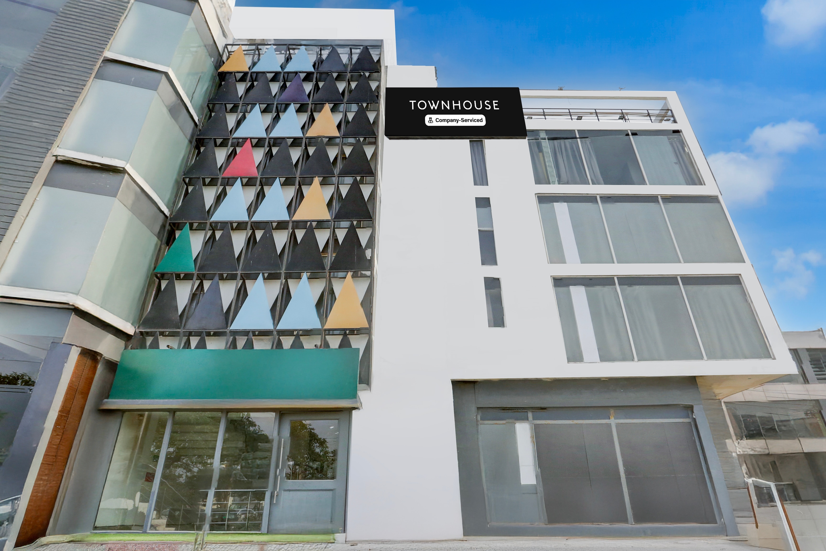 Super Townhouse Sector 64 Near WorldMark Gurugram Formerly Vero - Tap to explore photos