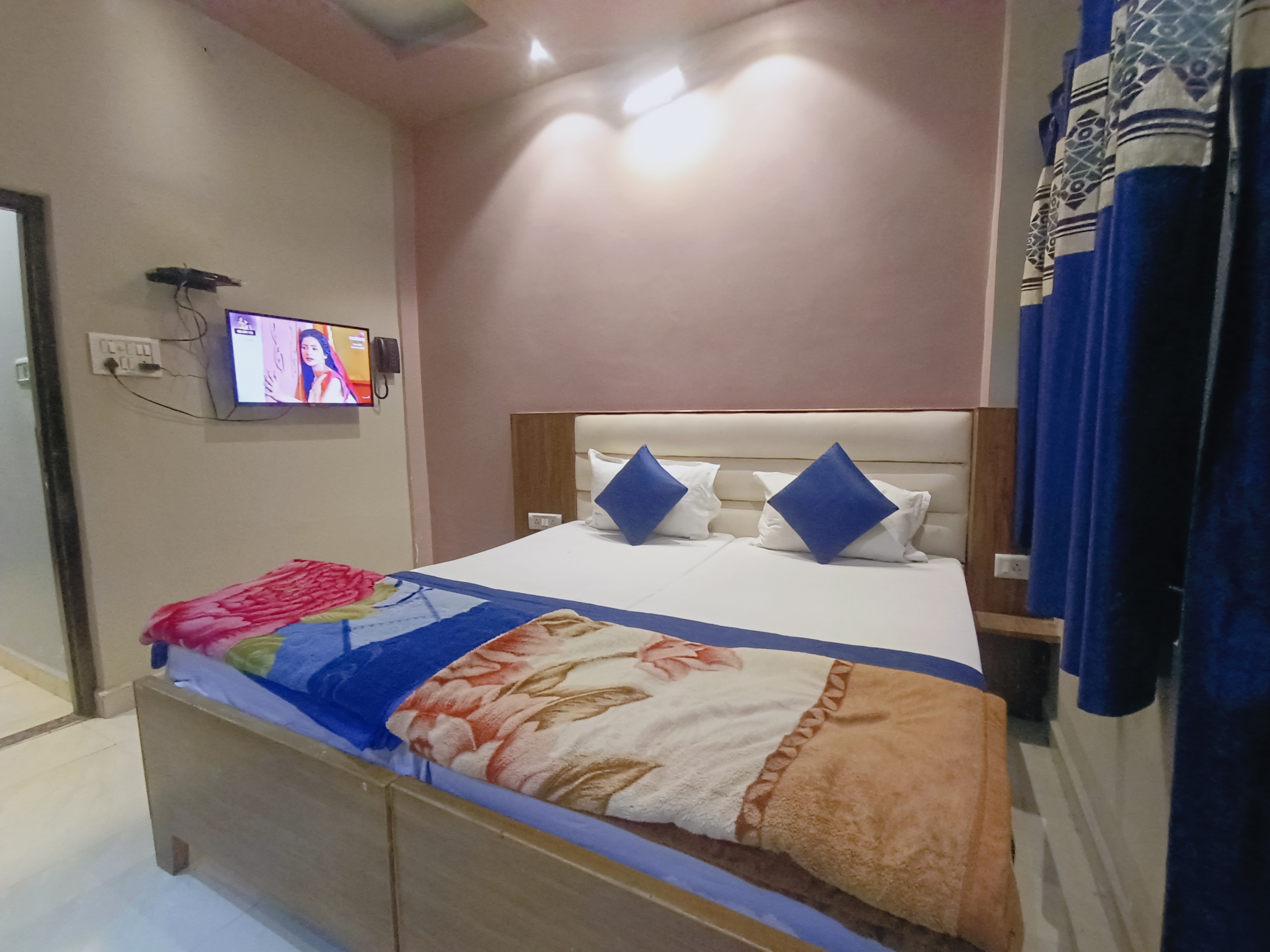 Shree Sai Paying Guest House - Tap to explore photos