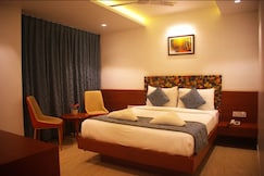 The Urban Hive Hotel, Sampgaon