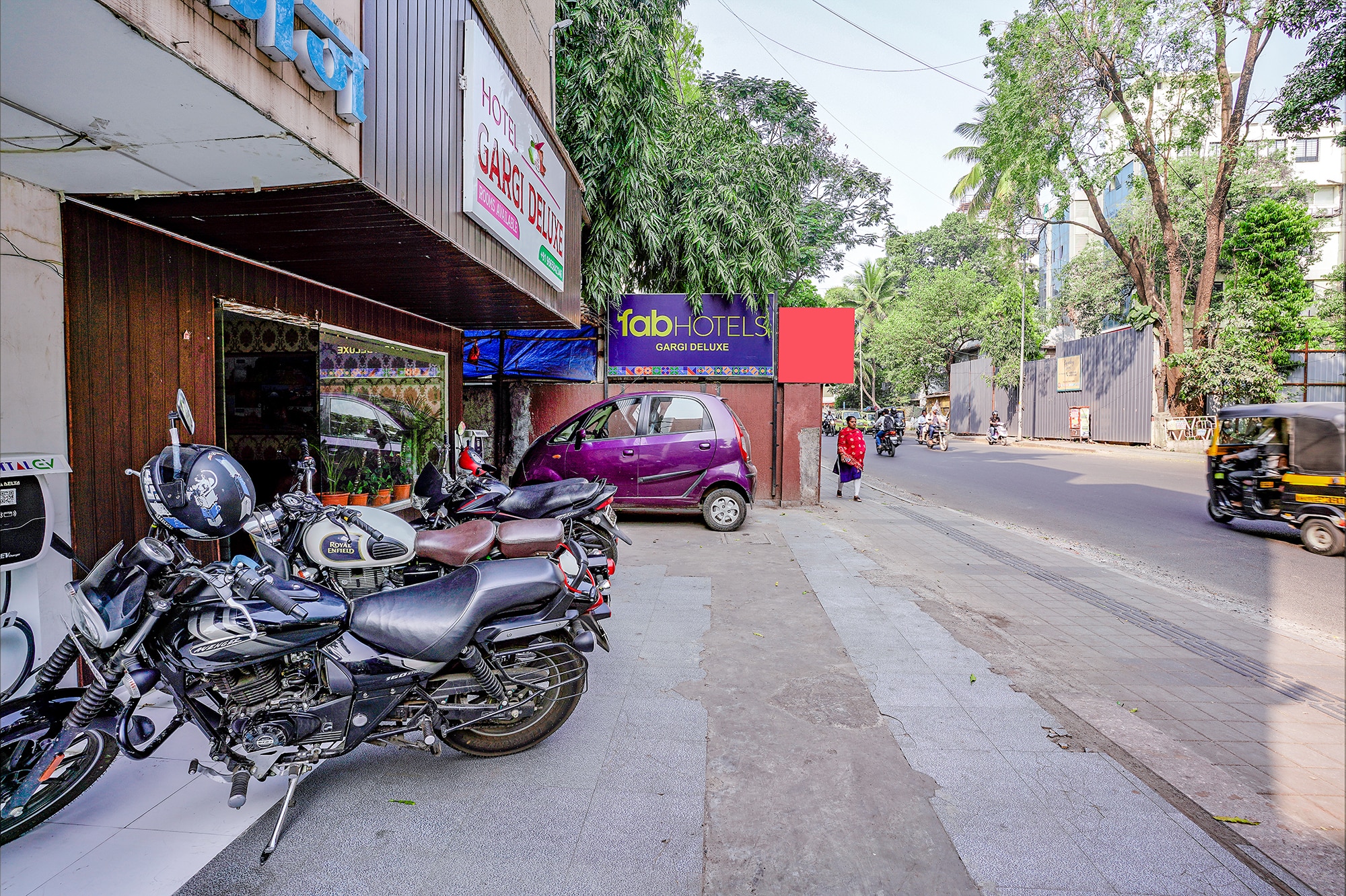 FabHotel Gargi Deluxe - Nr. Raja Dinekar Musuem - Tap to explore photos