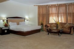Hotel The Residency Srinagar (05 min walk to Clock Tower), Srinagar
