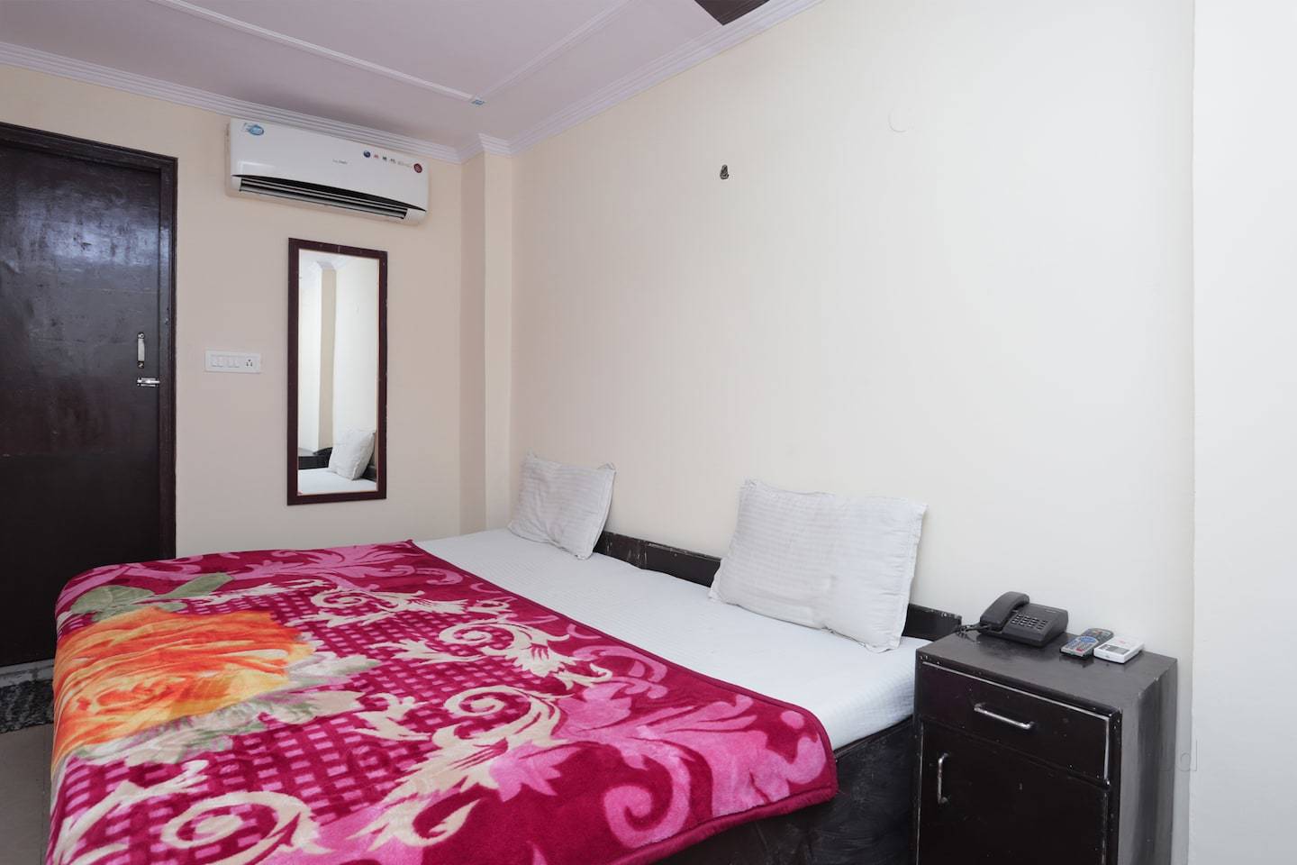 Delhi Inn, walk in Nizamuddin Railway Station - Tap to explore photos
