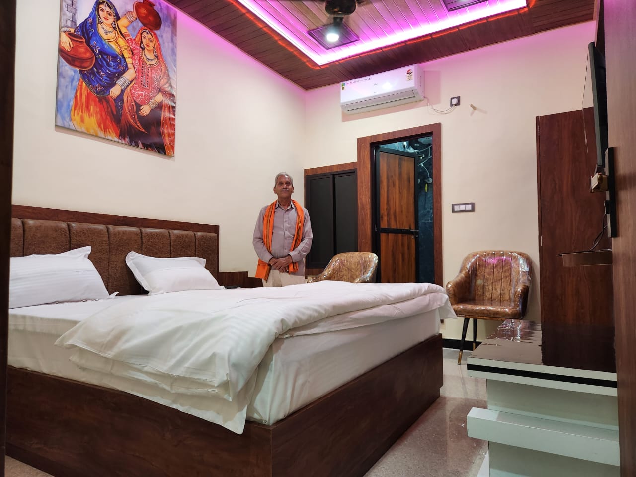 The Royal Sagar Hotel & BAR - Tap to explore photos