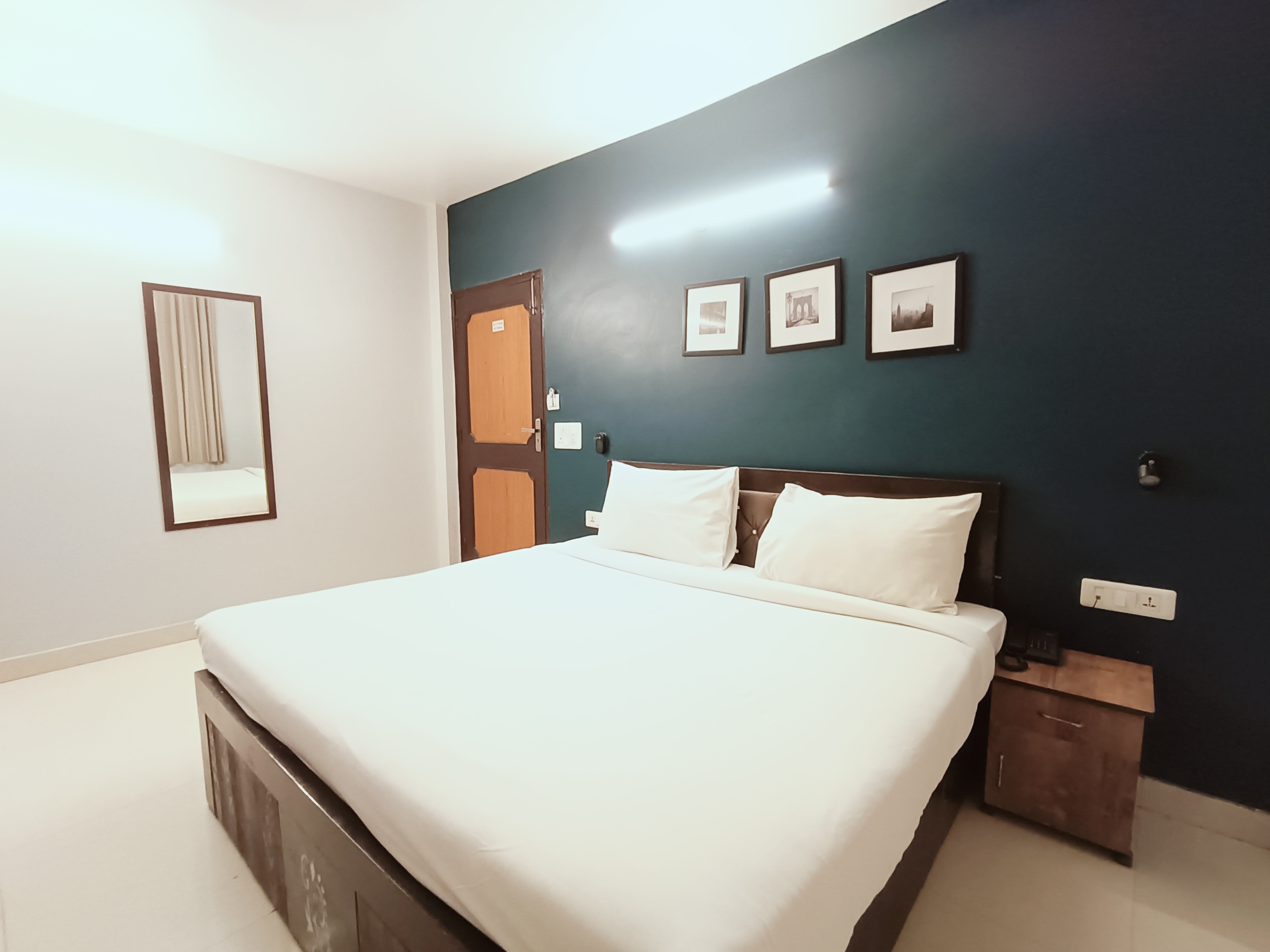 Silver Arrow Guest House - Tap to explore photos