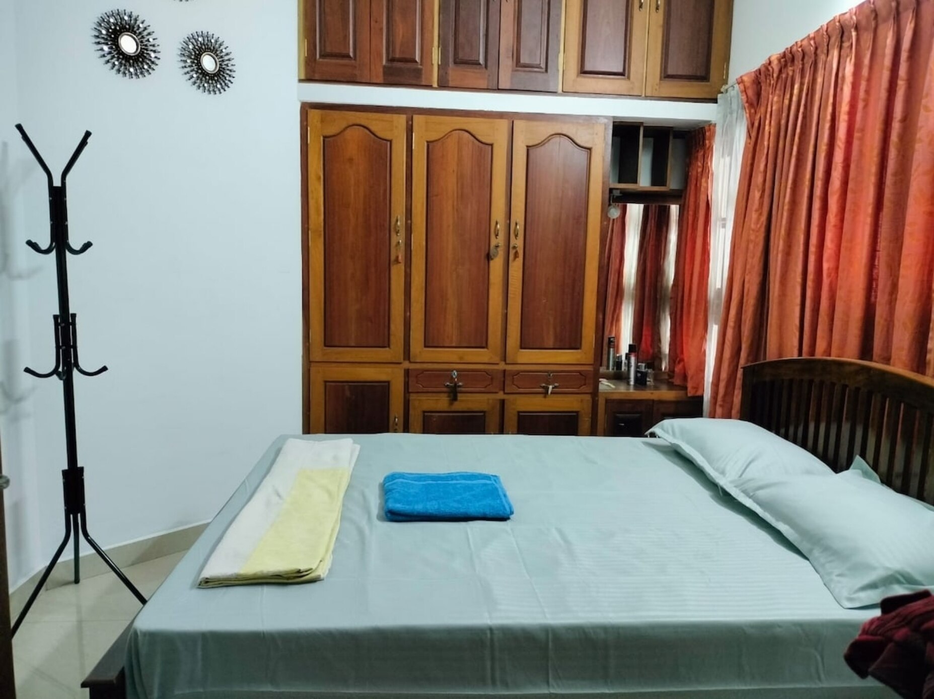 Colonial Near Backwaters - Tap to explore photos