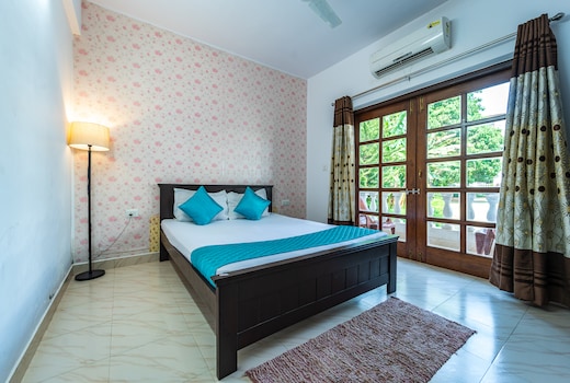 Luxurious Couple friendly 1BHK5 AC Homestay near Candolim Beach