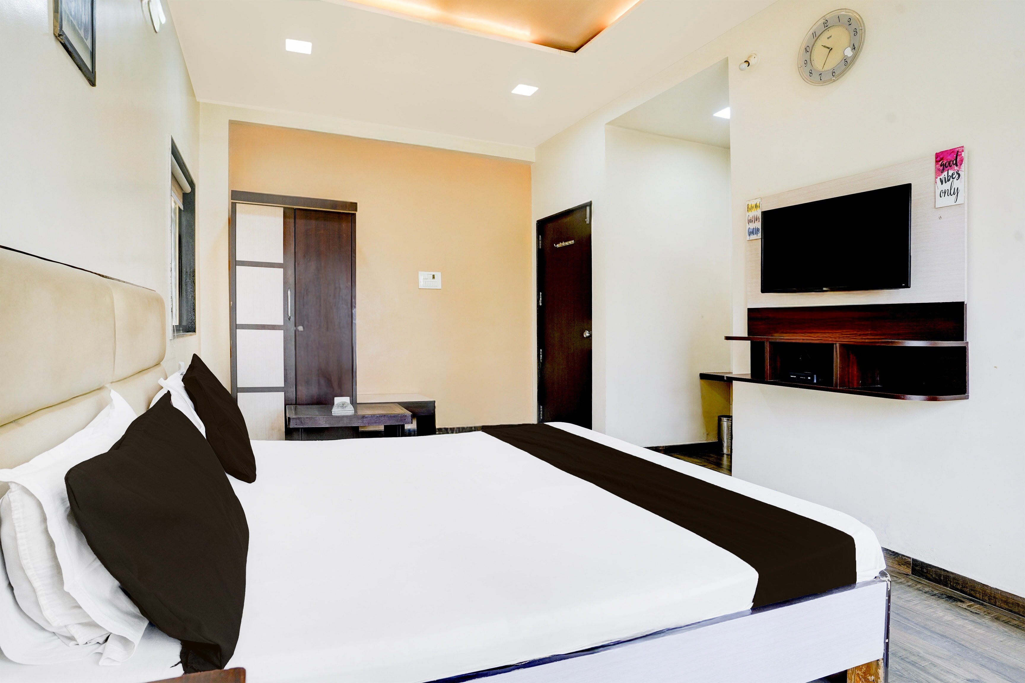 Hotel O Tanishq - Tap to explore photos