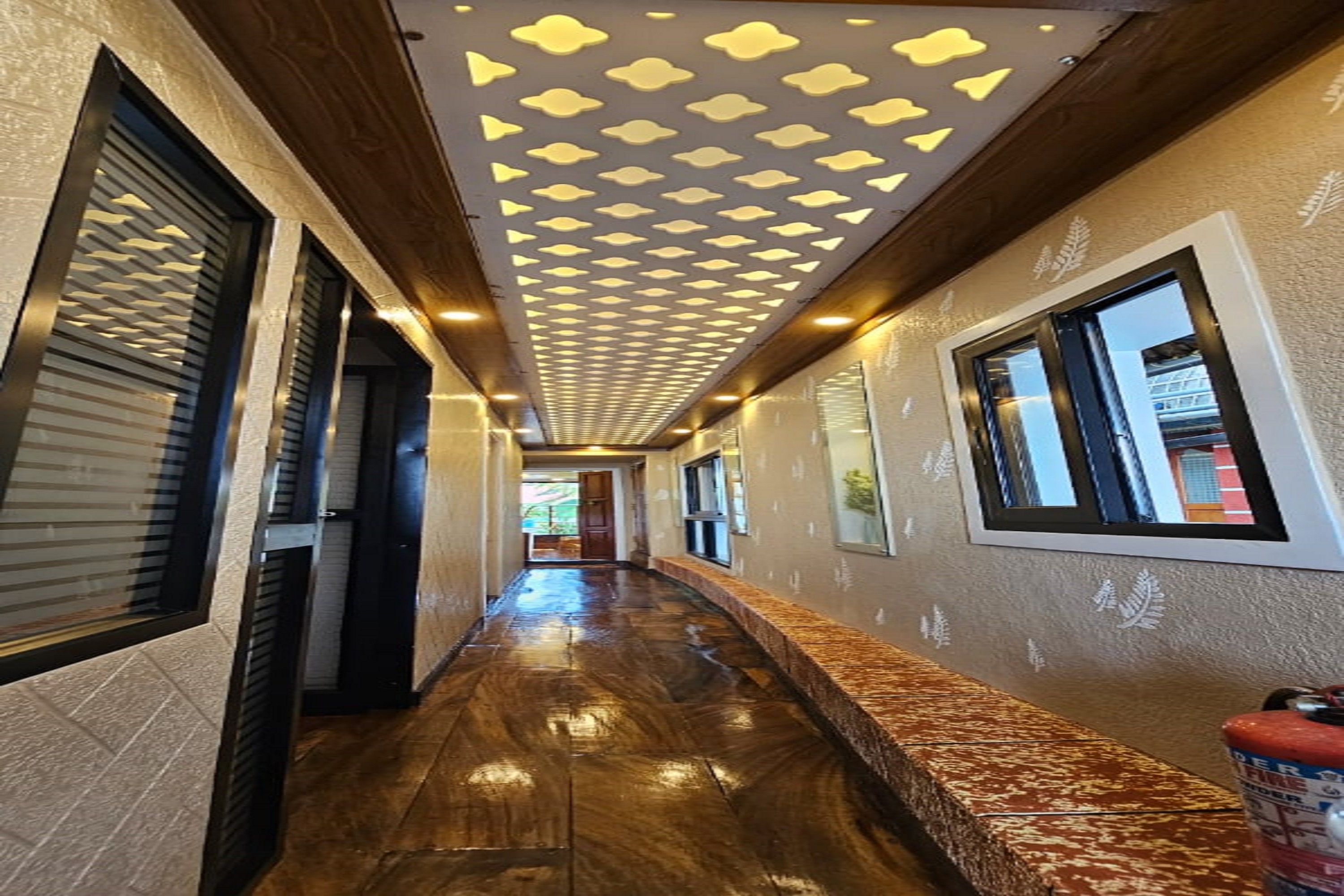 Honeymoon Suite Houseboat - Tap to explore photos