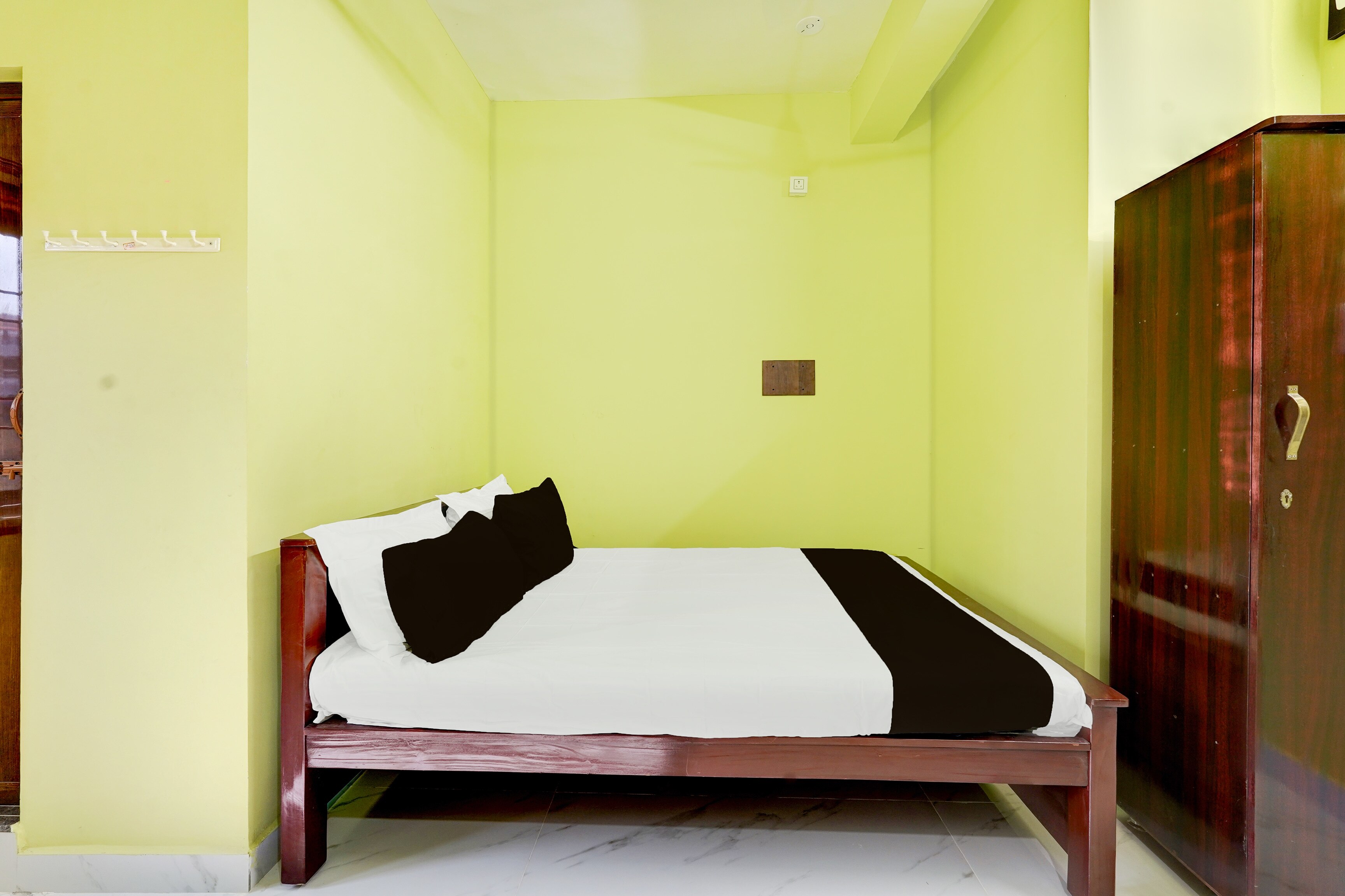 SPOT ON Shri Krishna Guest house - Tap to explore photos