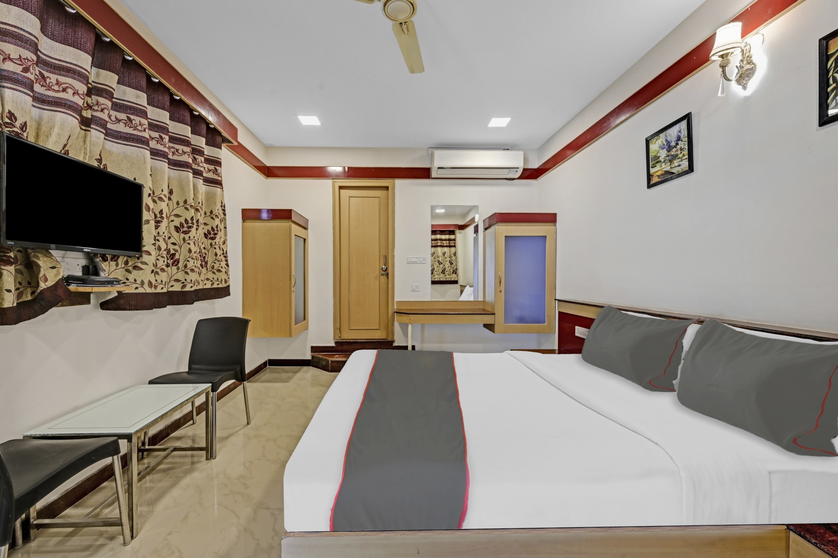 Super Collection O Sri Sai Ram Suites - Tap to explore photos