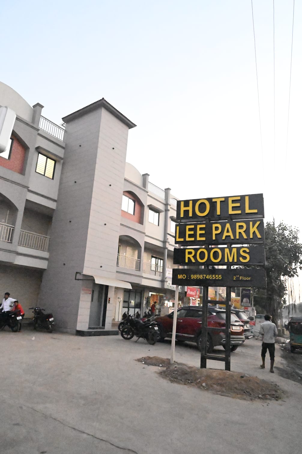 Hotel Lee Park - Tap to explore photos