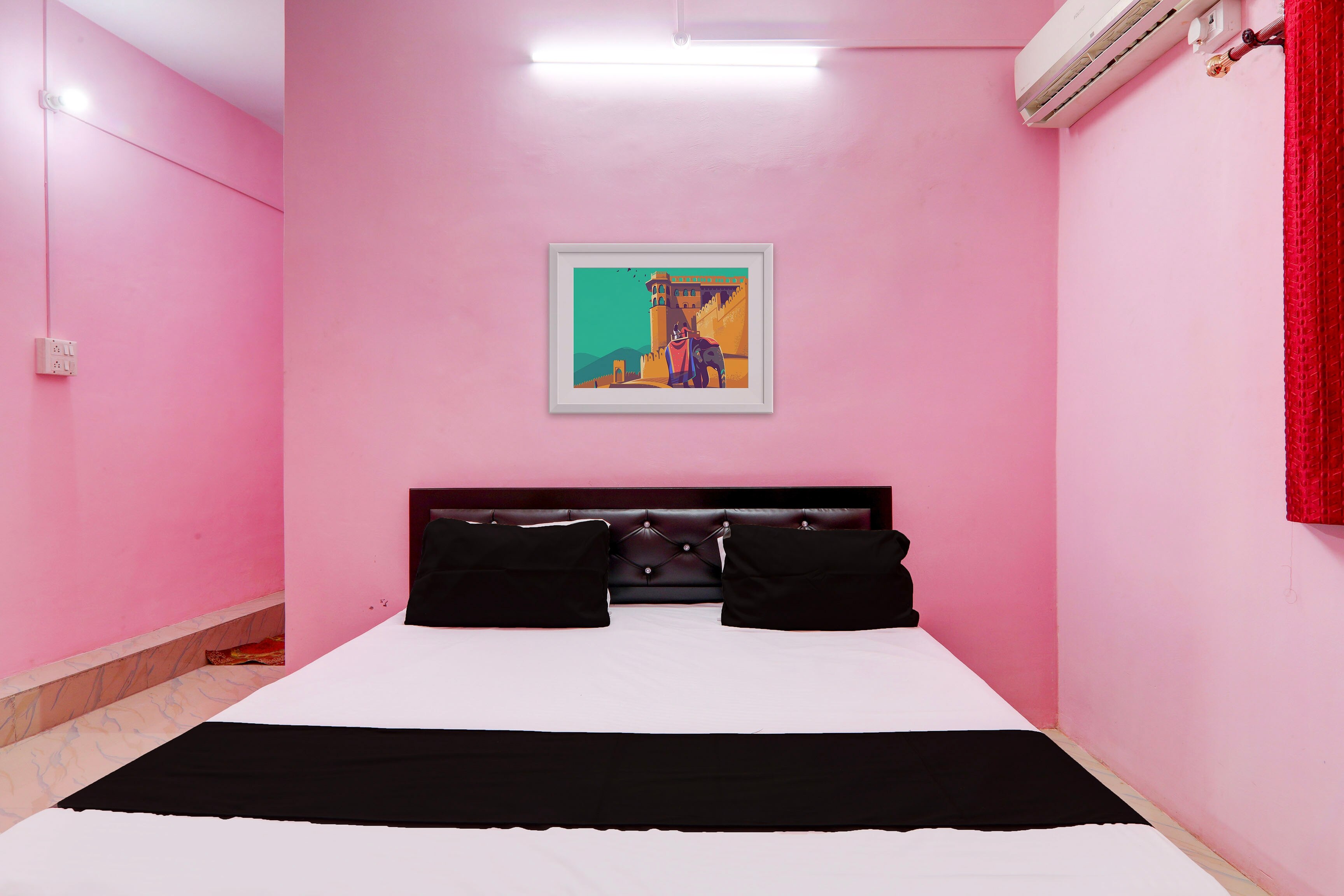 Hotel O THE DIVINE STAY - Tap to explore photos