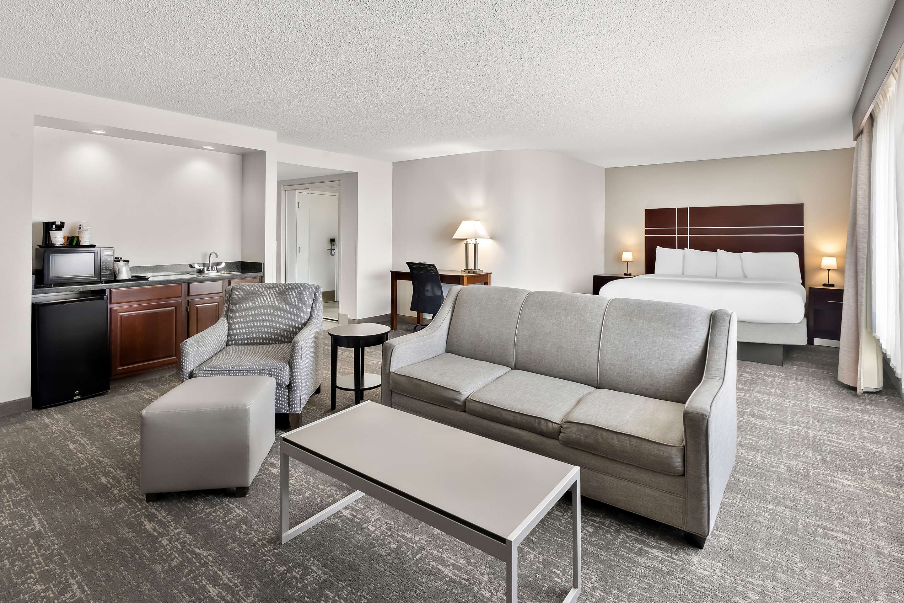 Best Western Luxbury Inn Fort Wayne - Tap to explore photos