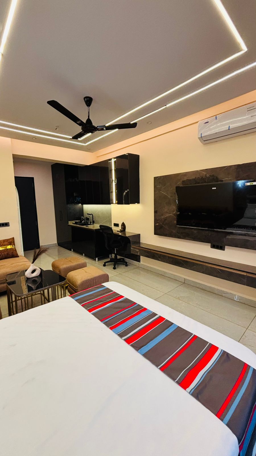 Chalo Chaley Luxury Stays - Tap to explore photos