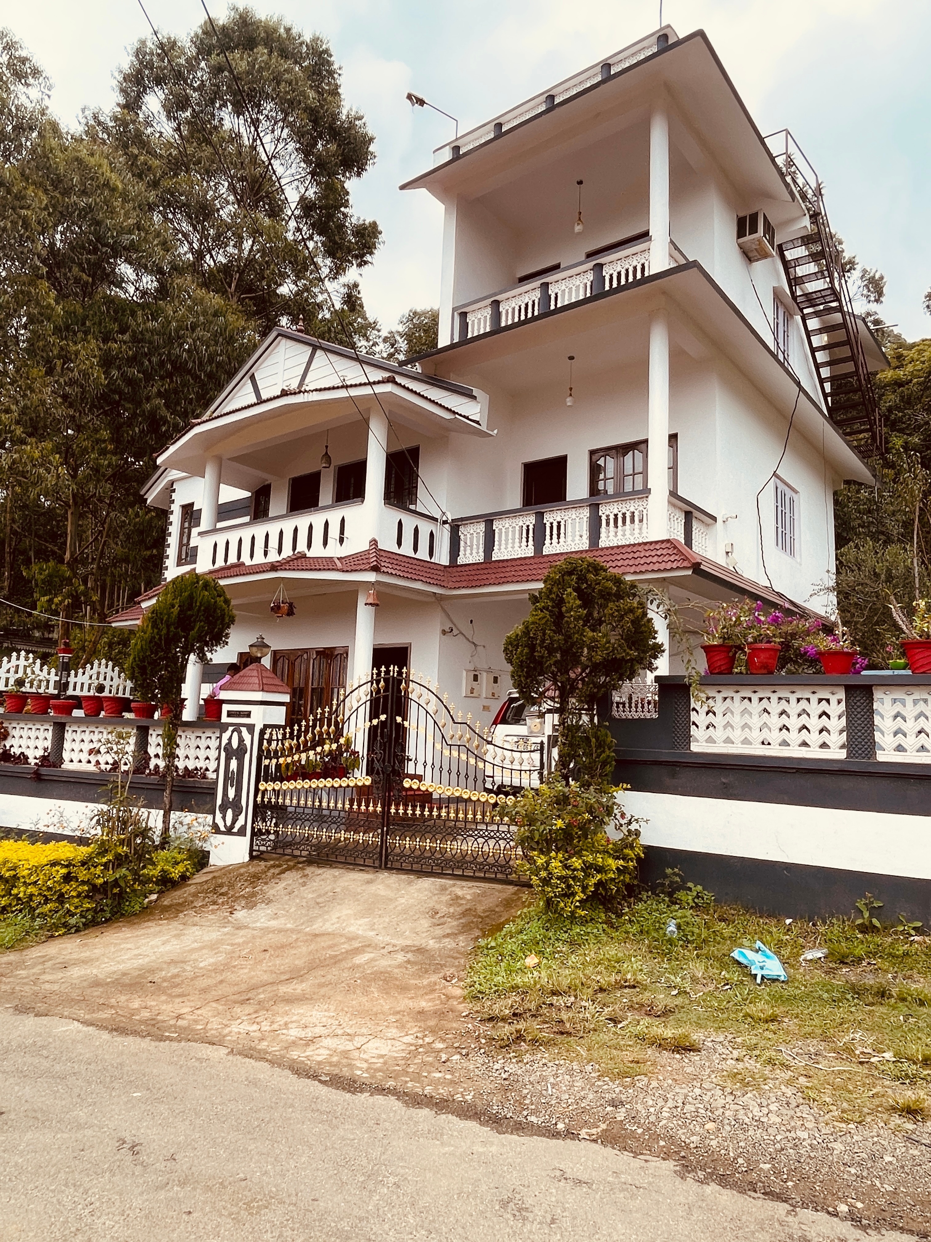 Santhis Travel Hub Munnar, Chinnakanal - Tap to explore photos