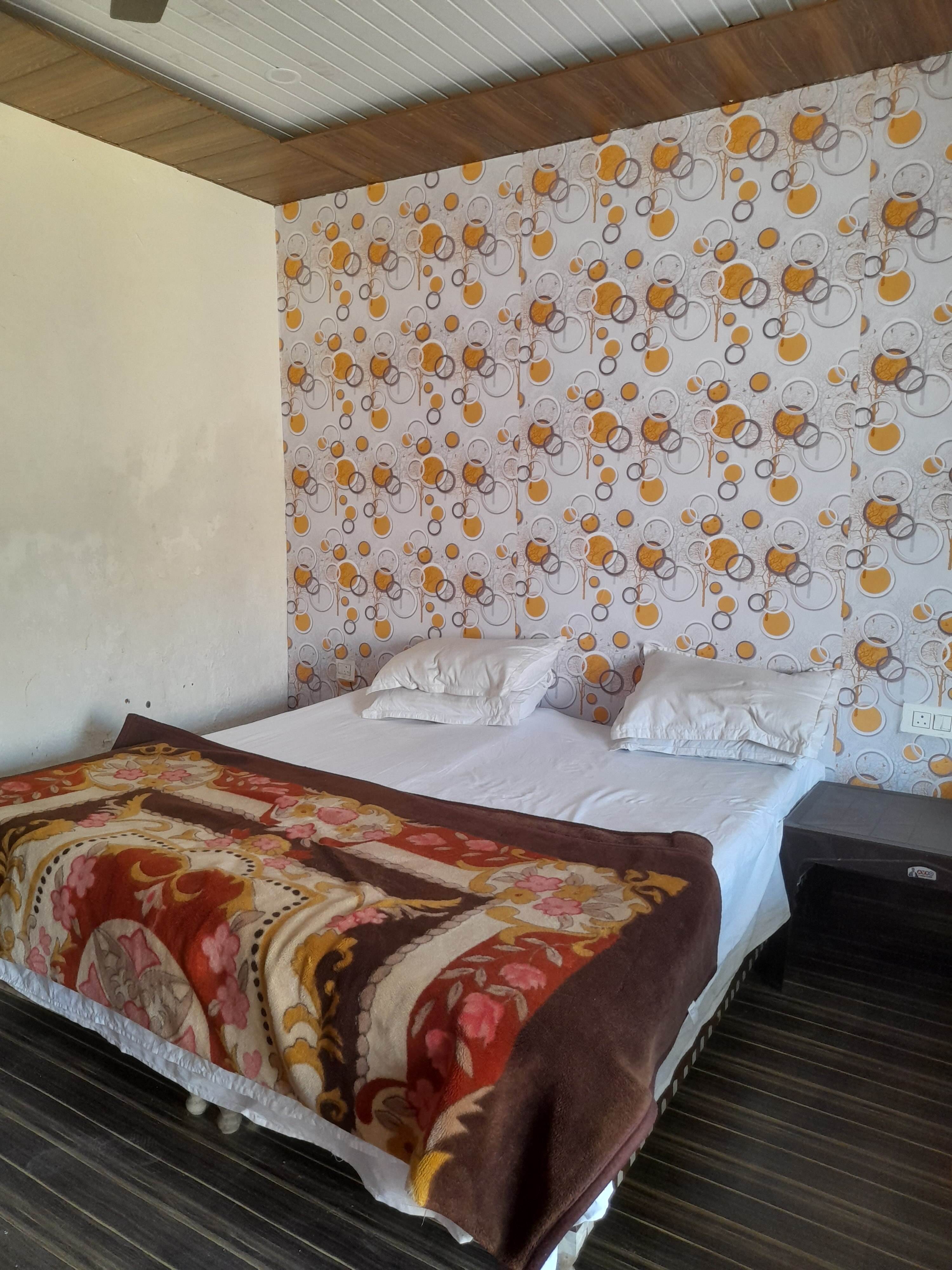 Somnath Guest House - Tap to explore photos