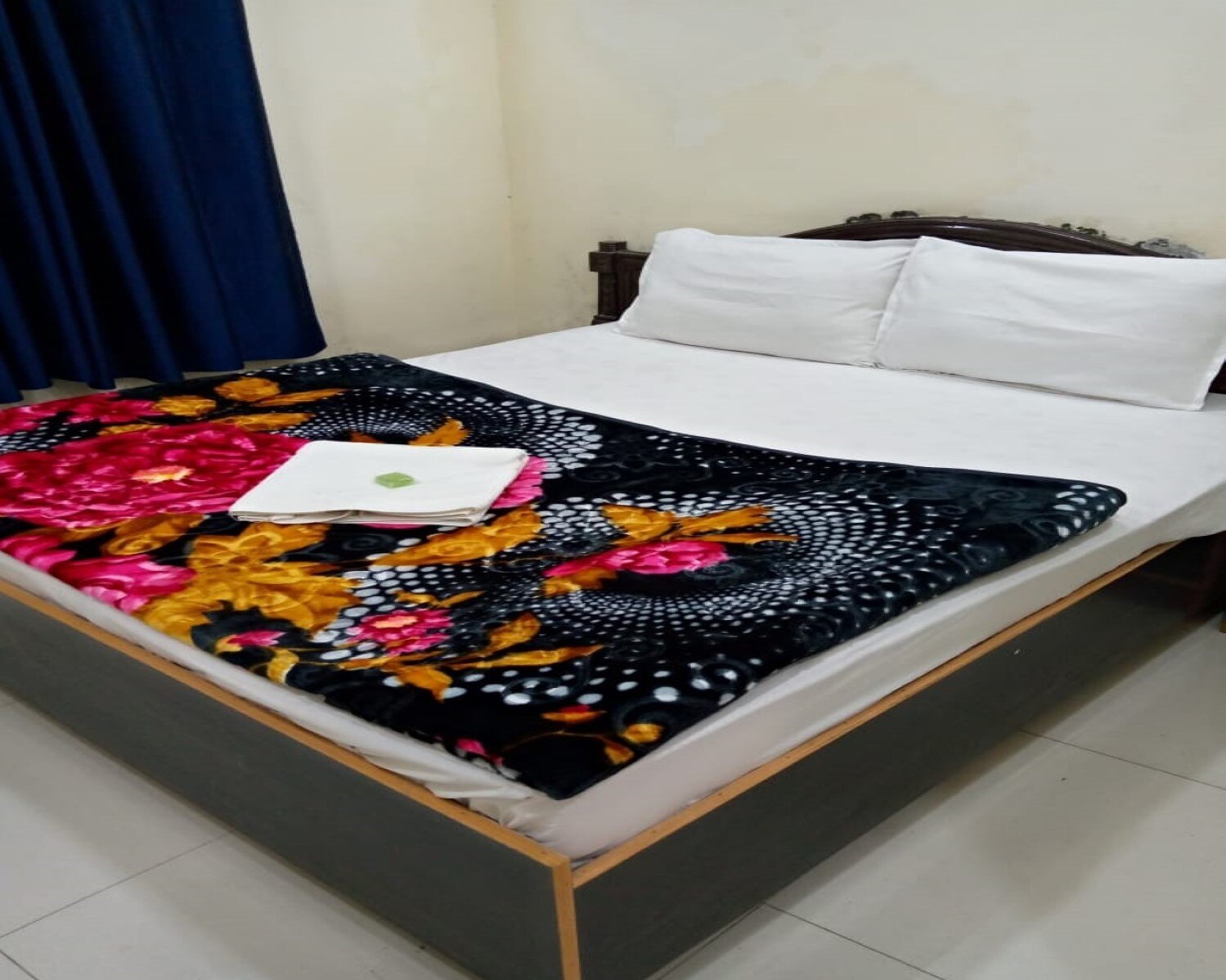 Hotel Bhatia Inn - Tap to explore photos