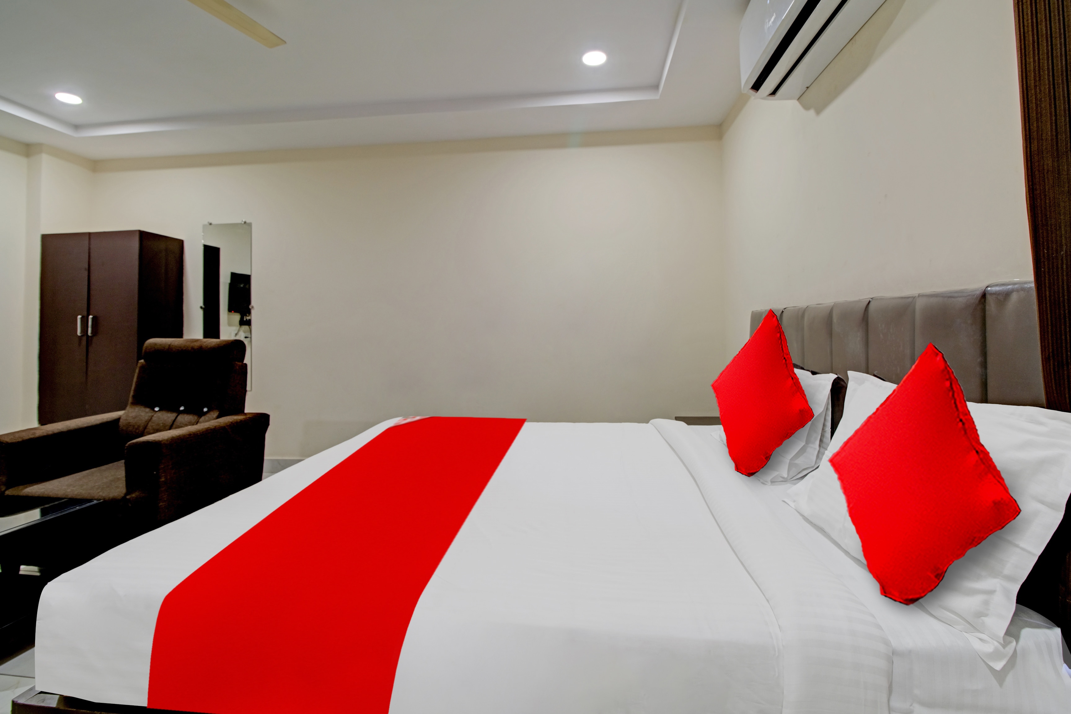 Super Hotel O CJ Pride - Tap to explore photos