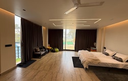 LUXURIOUS ROOM 1