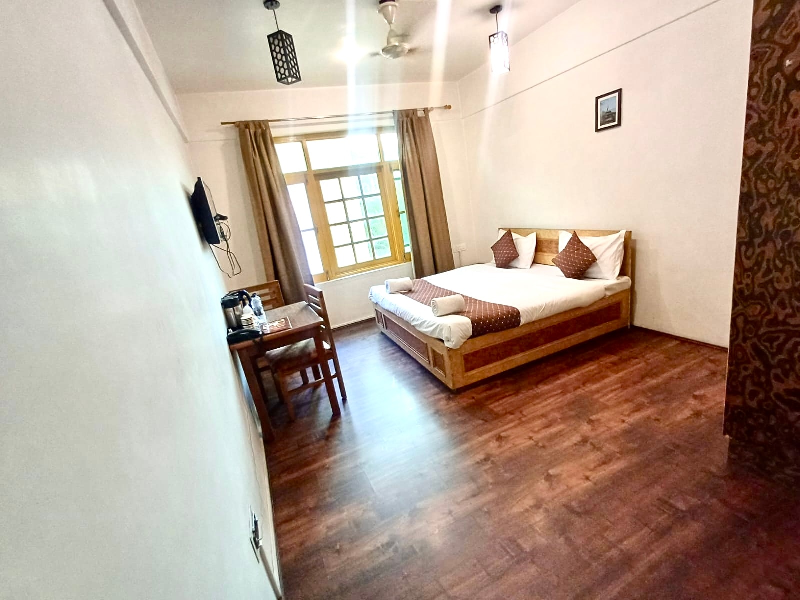 Hotel Chinar Inn Srinagar - Tap to explore photos