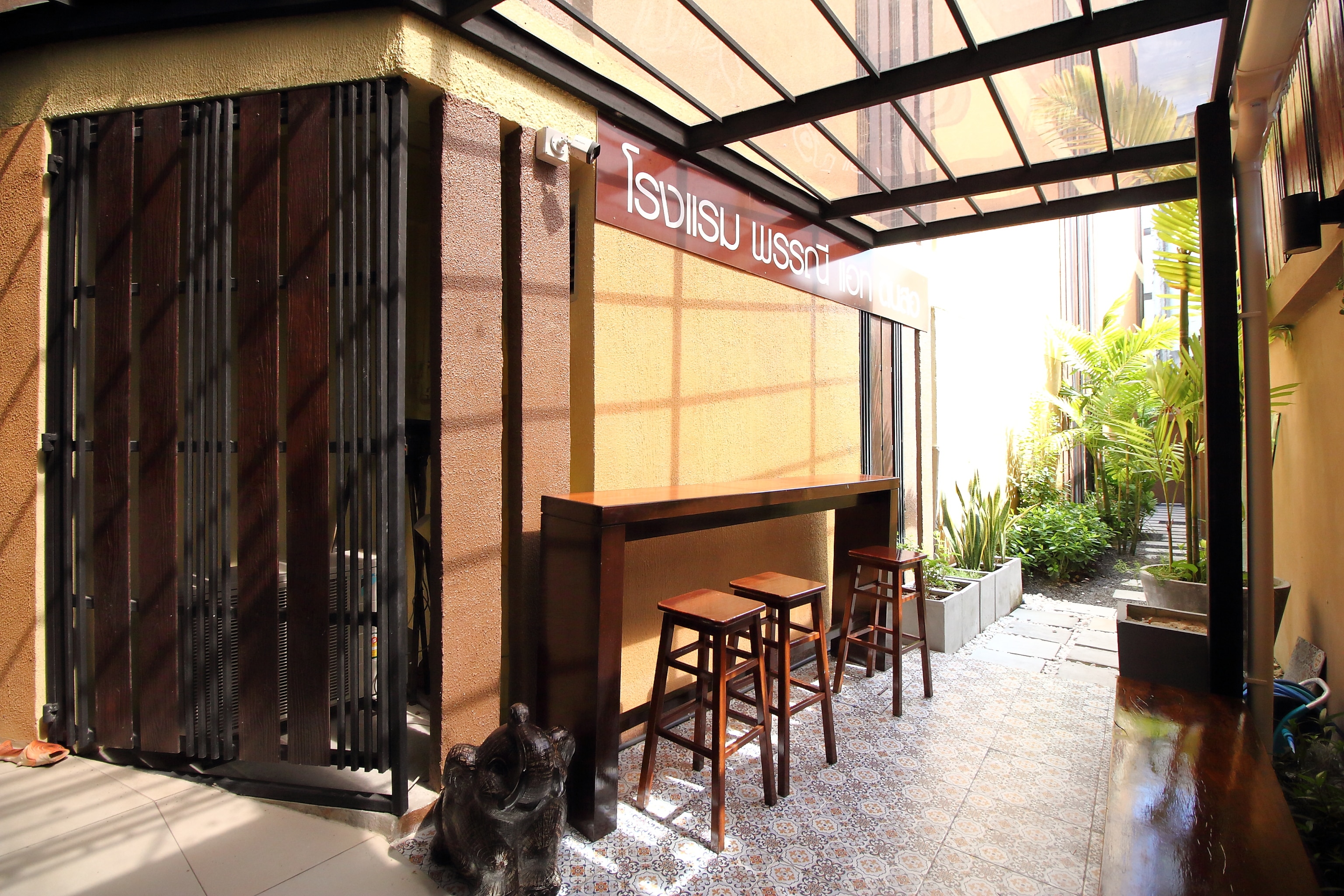 Super OYO 483 Pannee Hotel Khaosan - Tap to explore photos