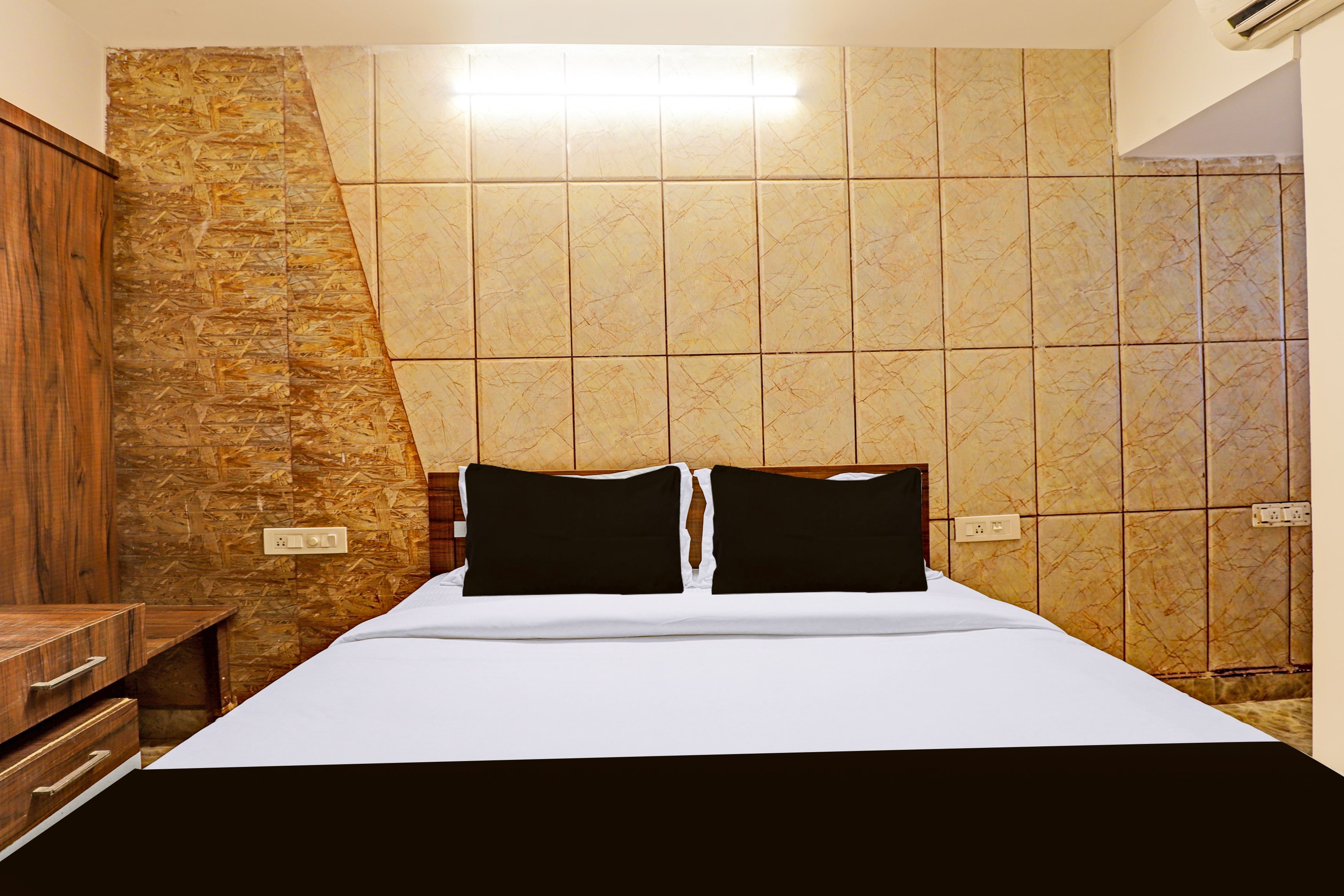 Super Hotel O INN11 Near Central Station - Tap to explore photos