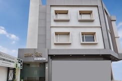 Dwarka Palace Lodging, Ahilyanagar