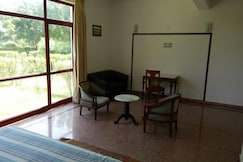 Estate Paradiso, Chomu