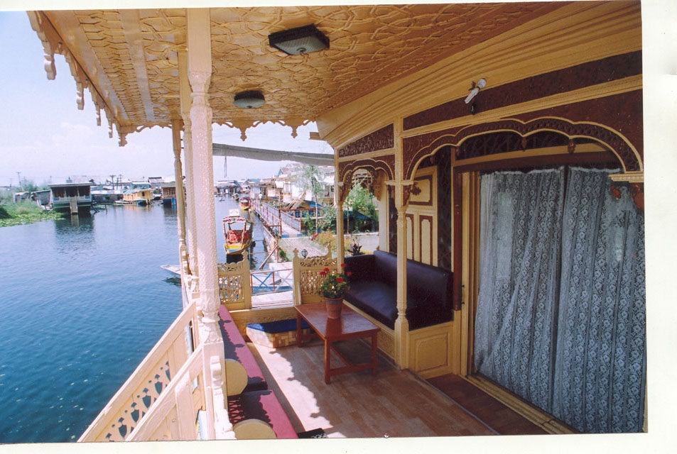 New Lucky Flower House boat - Tap to explore photos