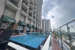 Bunks and bloom, Lucknow