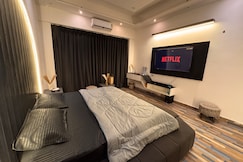 Black Arc Studio Cozy   Complete, Greater Noida