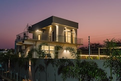Boho 4BHK Pool Hill Views by Bliss Farm Stays, Medchal