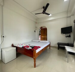 Deluxe Room with AC & Free Wifi