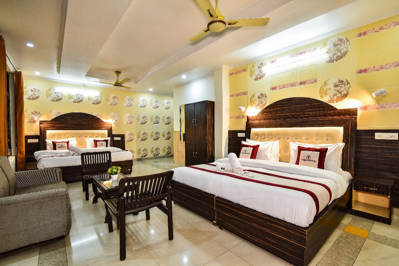 Hotel Rajas Palace - Tap to explore photos