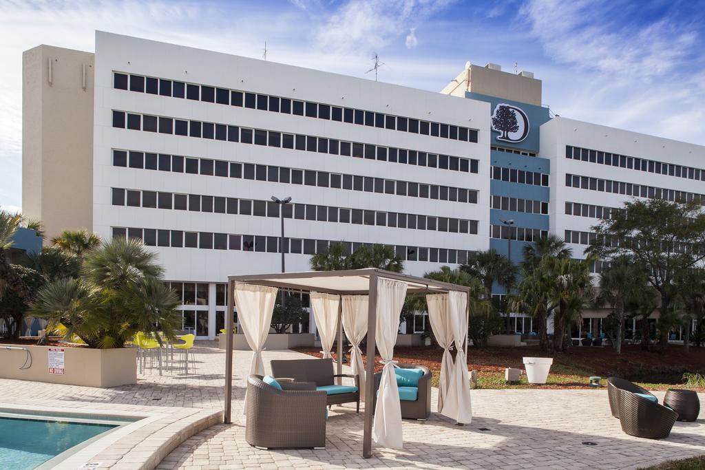 DoubleTree by Hilton Hotel Jacksonville Airport - Tap to explore photos