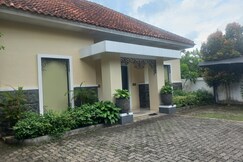Capital O 93872 Natura Guest House Syariah Near alun alun kota purwokerto, Banyumas