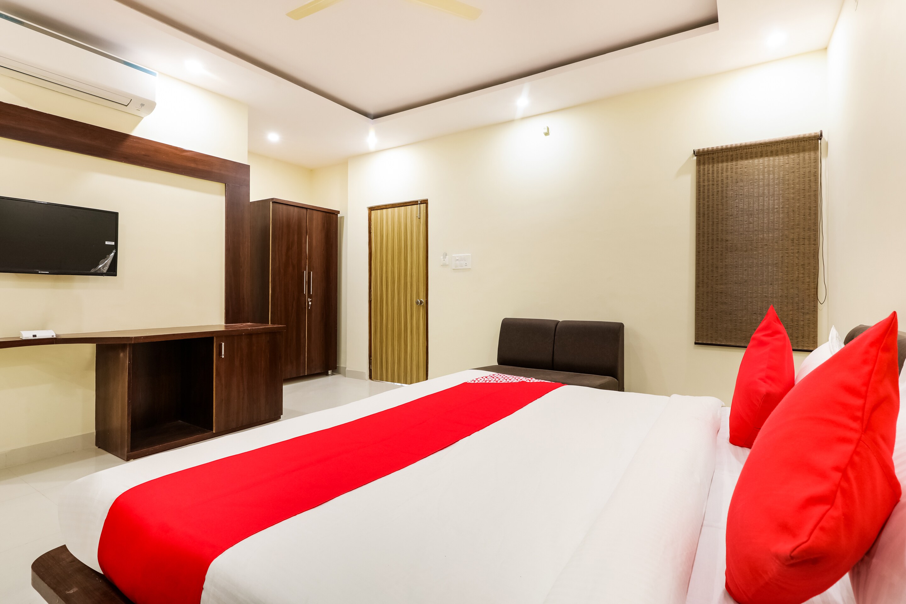 Hotel O Yuvan - Tap to explore photos