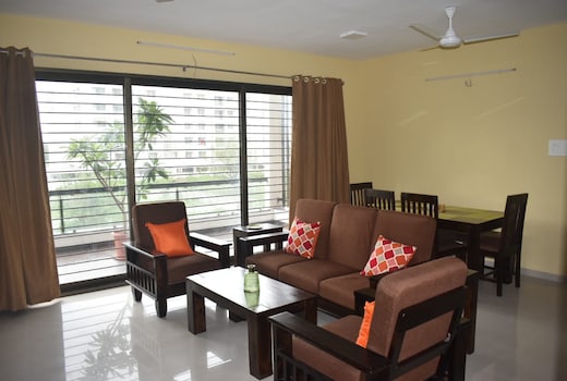 STATUS HOMEAWAY SERVICE APARTMENTS