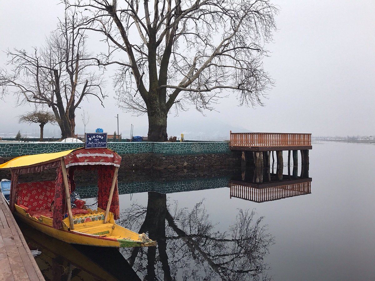 Jacqueline Houseboats - Tap to explore photos