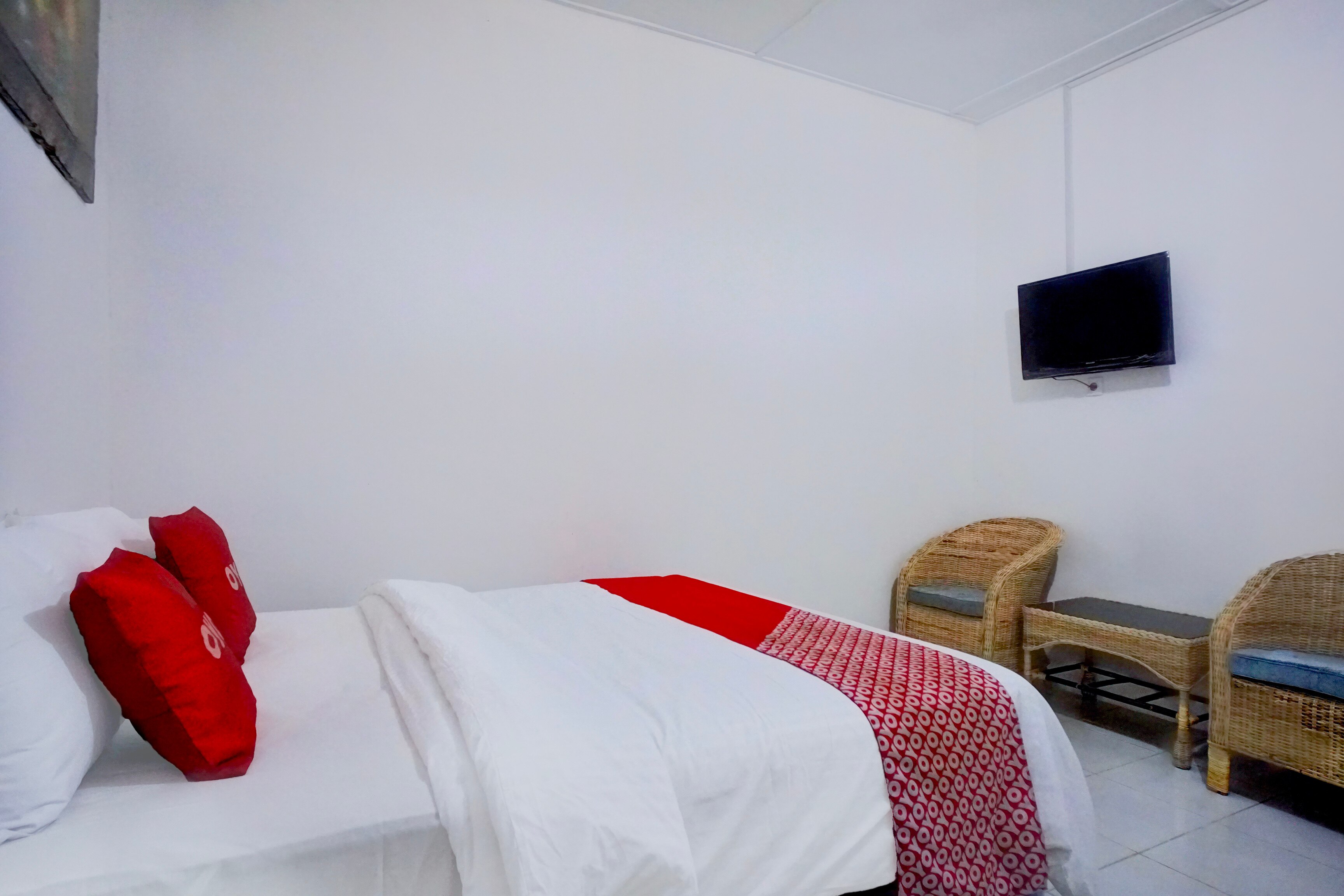 OYO 93951 Family Guesthouse - Tap to explore photos