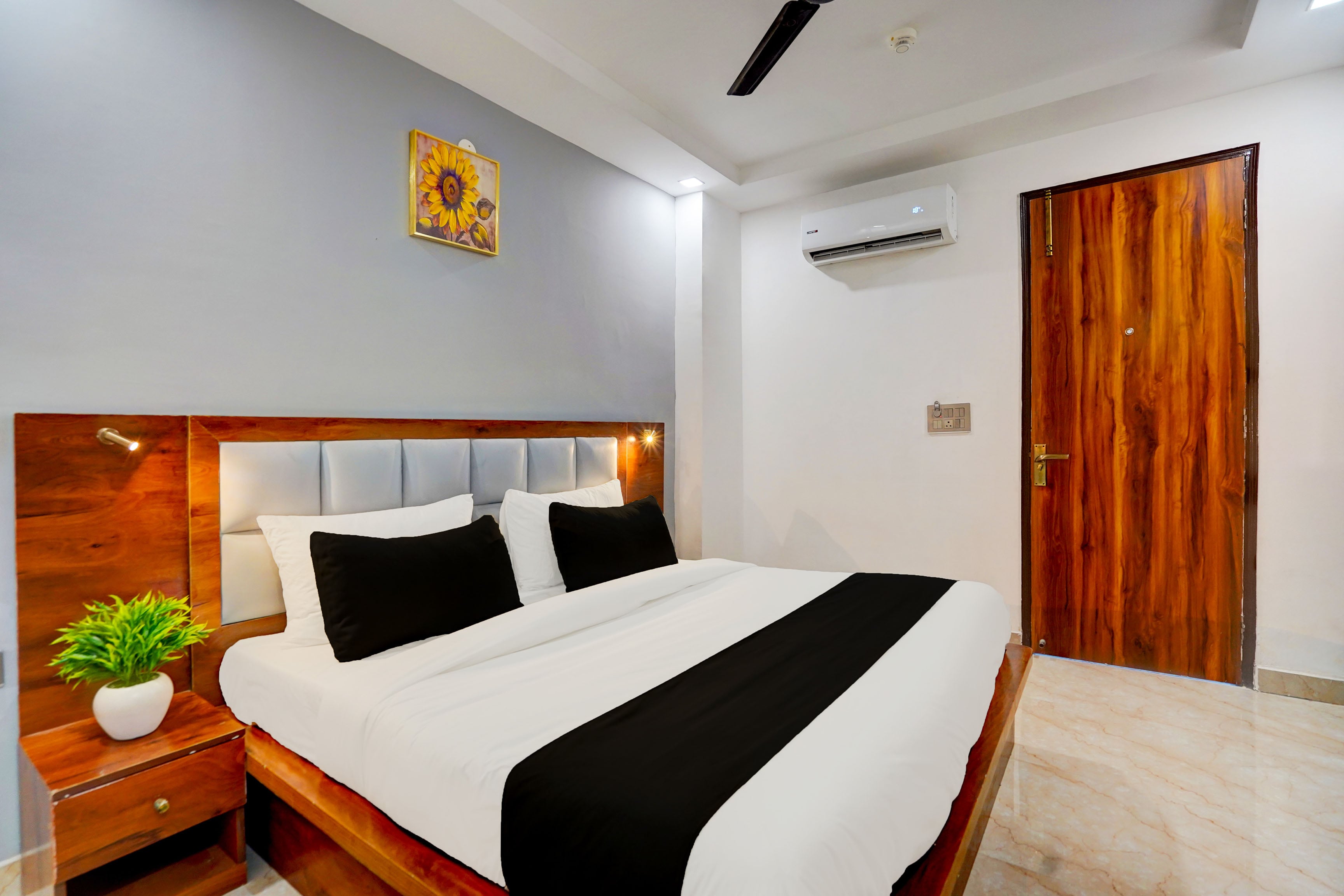Super Townhouse Status By Sbg Near Anand Vihar Vaishali Metro Station - Tap to explore photos