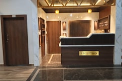 S&J Hotel, Rasra