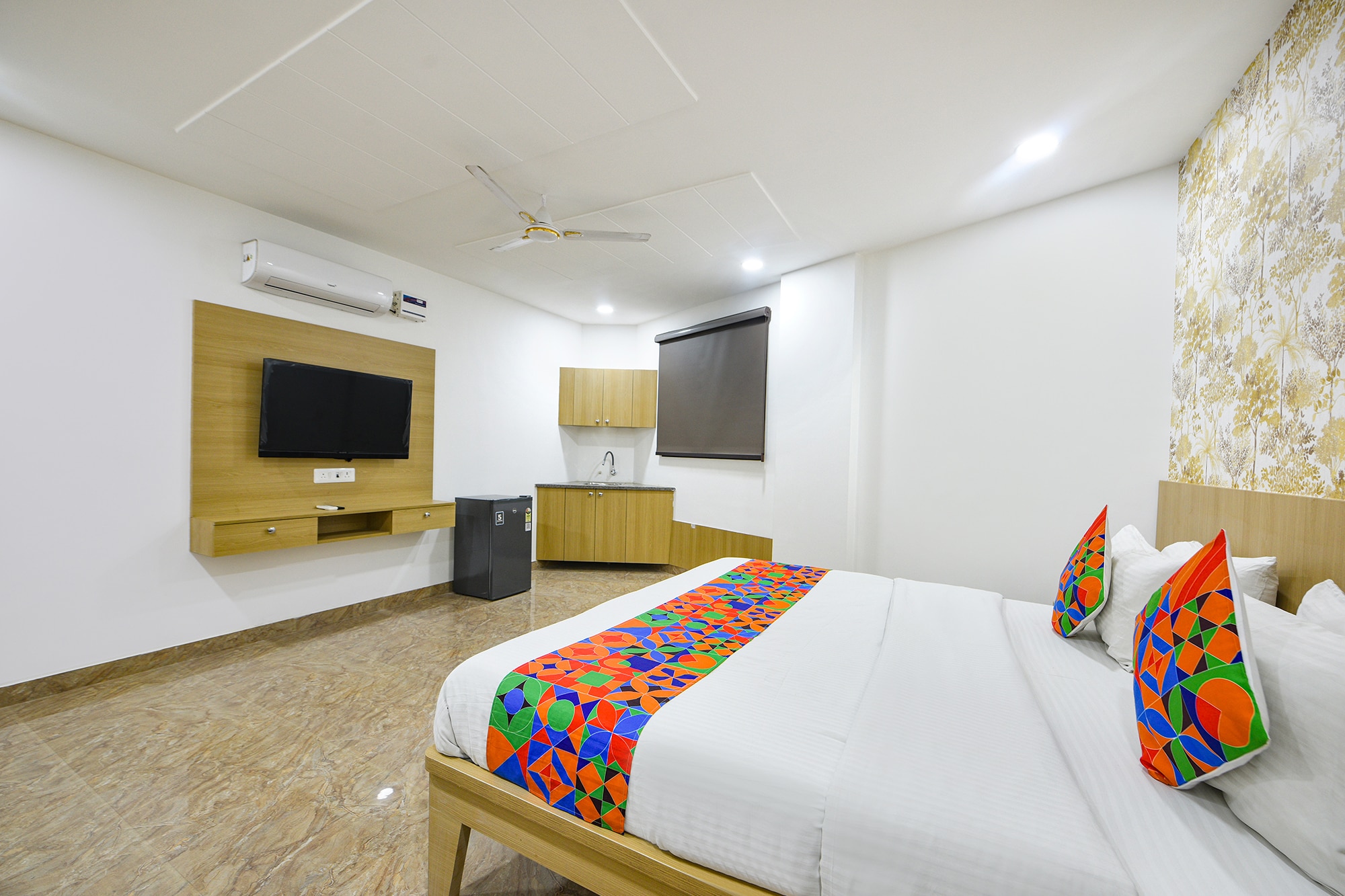 FabHotel Luxe 8 Stayz - Tap to explore photos