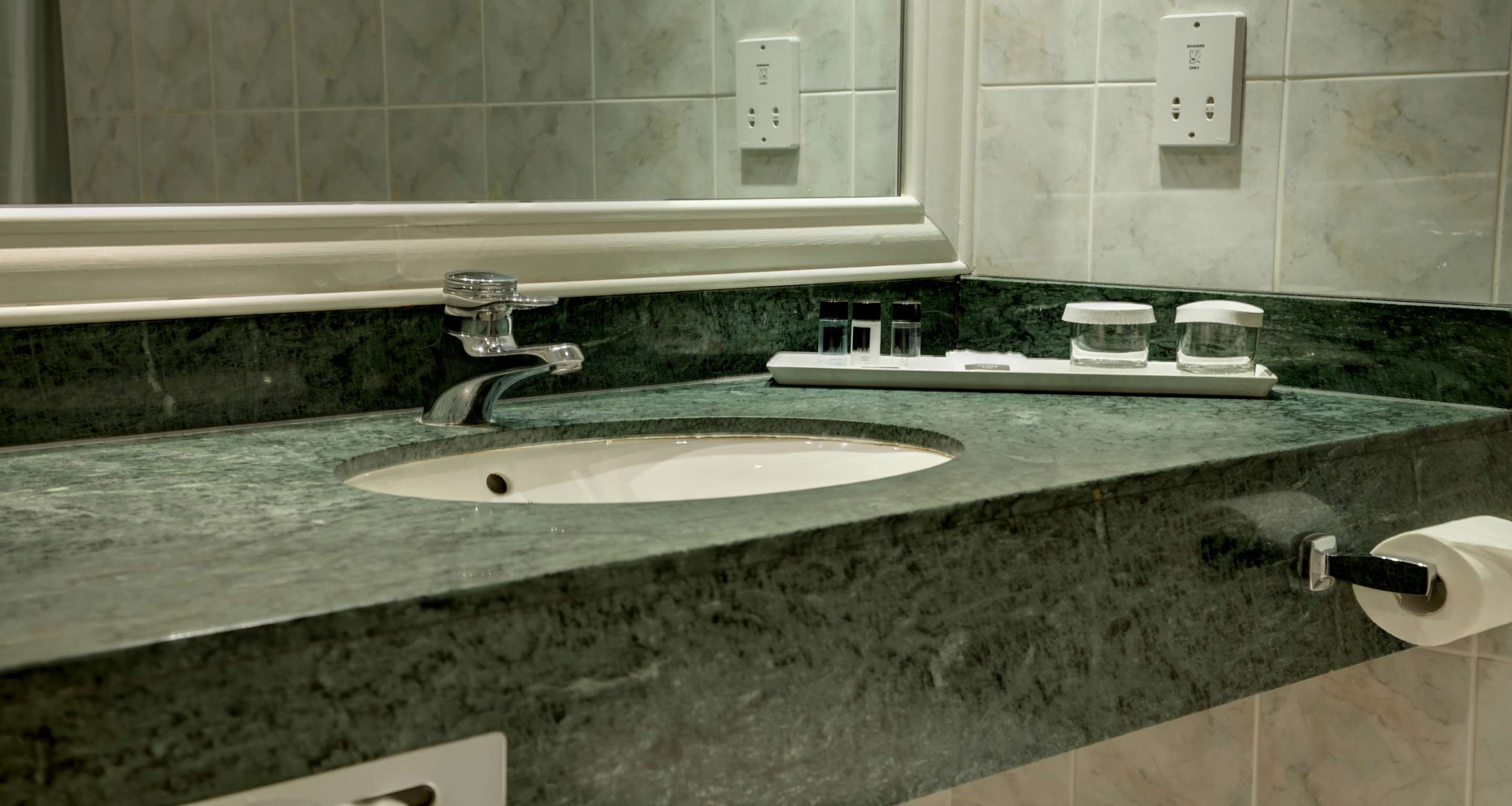 Best Western Plus Birmingham NEC Meriden Manor Hotel - Tap to explore photos