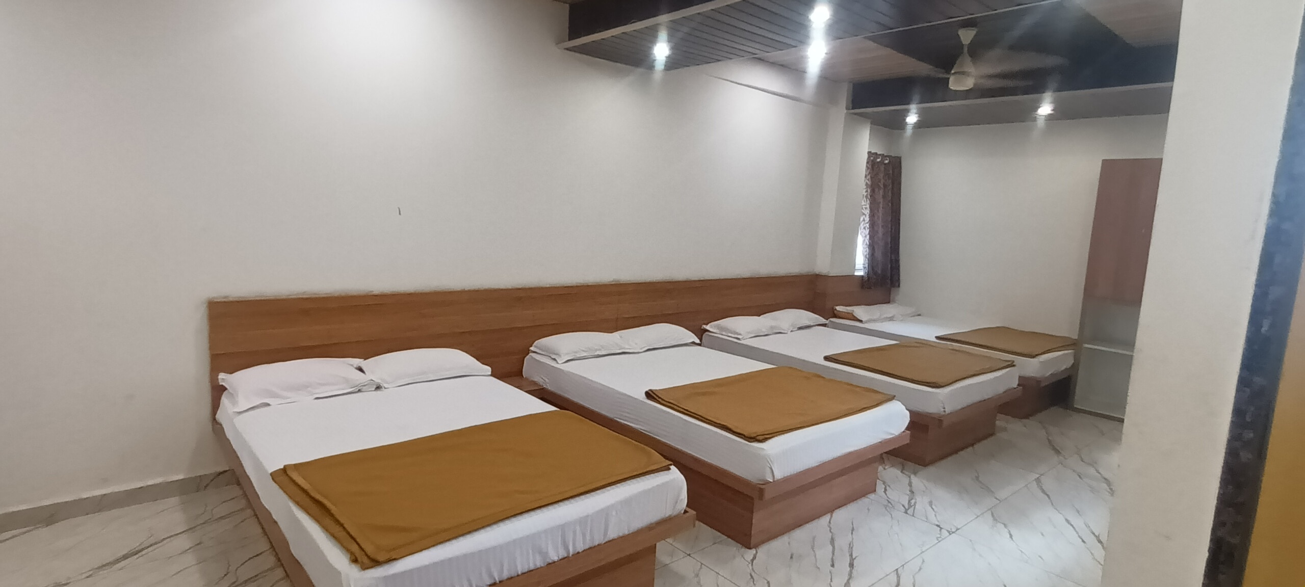 Shree Balaji Lodging - Tap to explore photos
