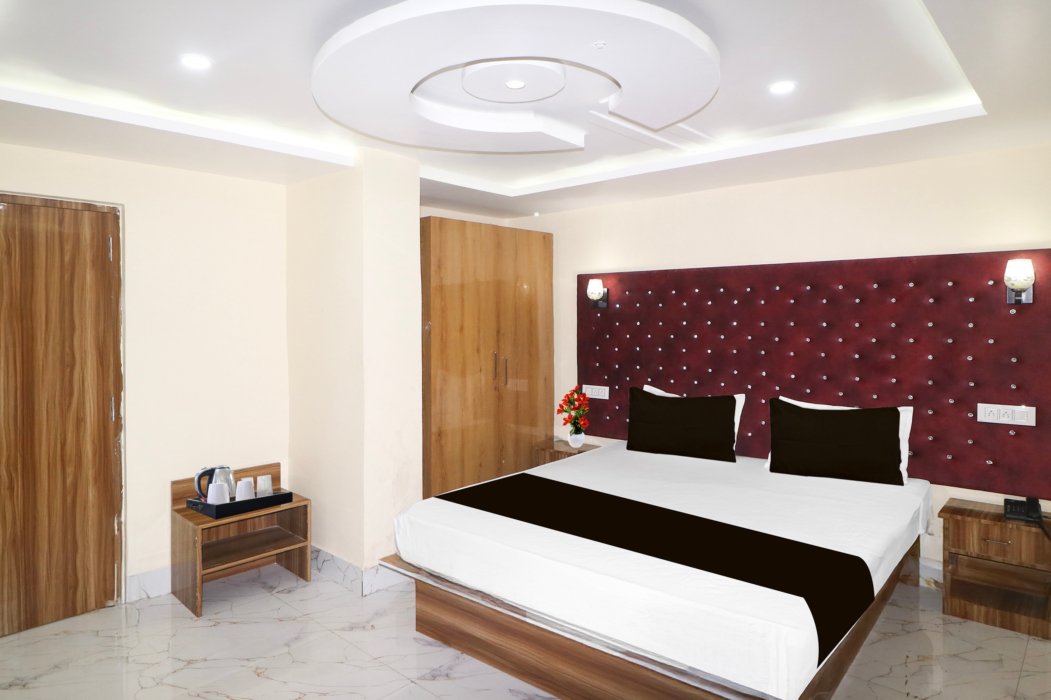 Super Townhouse Bank More Dhanbad Formerly Rise And Dine - Tap to explore photos