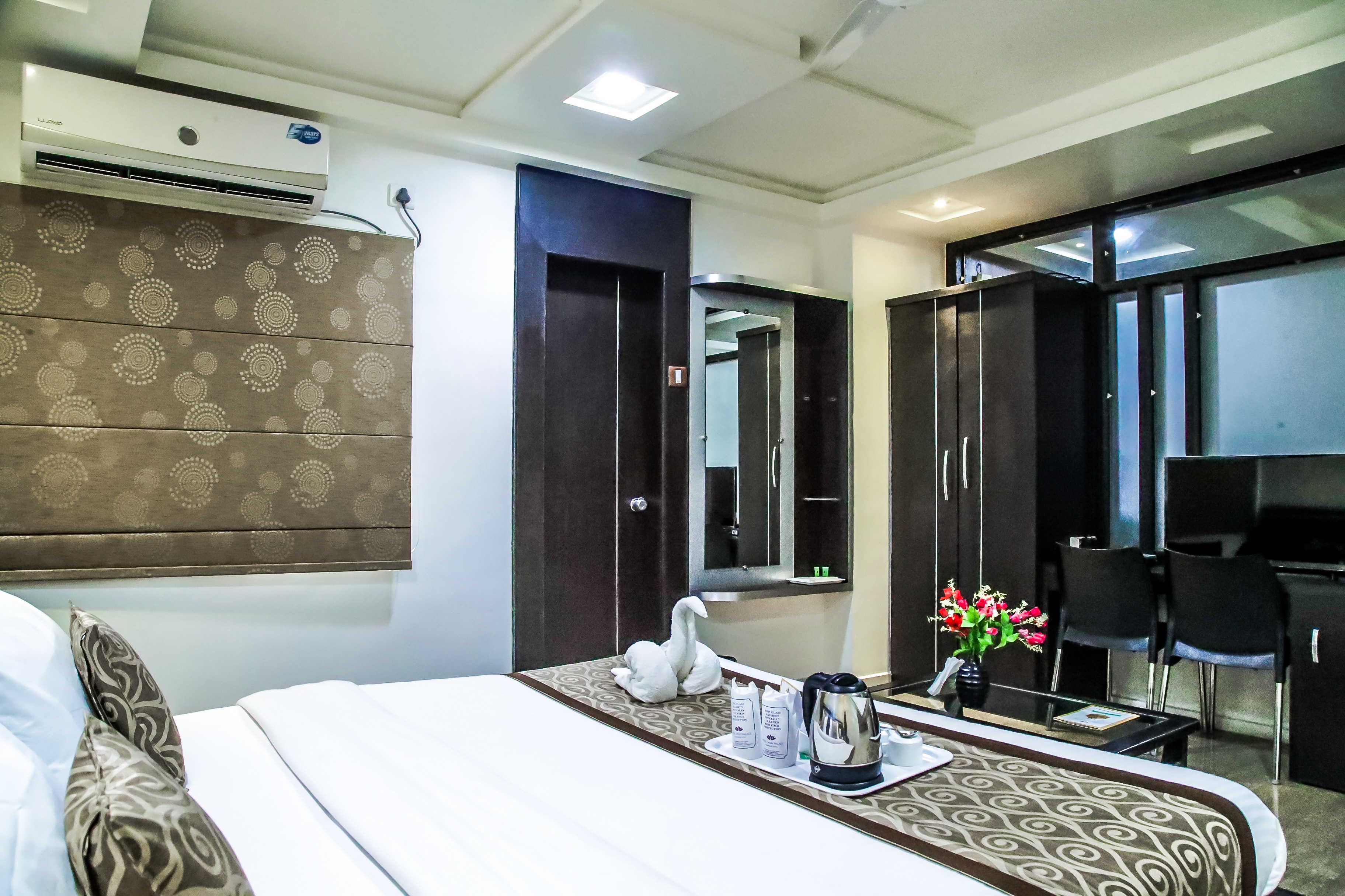 Hotel Jash Palace - Tap to explore photos
