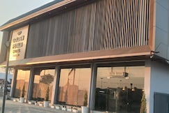 VANI'S GOLDEN PETALS, Una